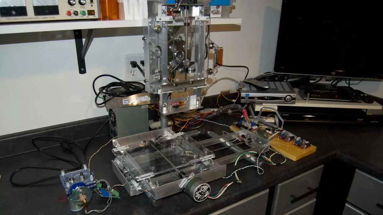 Figure 2: Chris Kraft’s McWire 3D printer. Circa 2009.