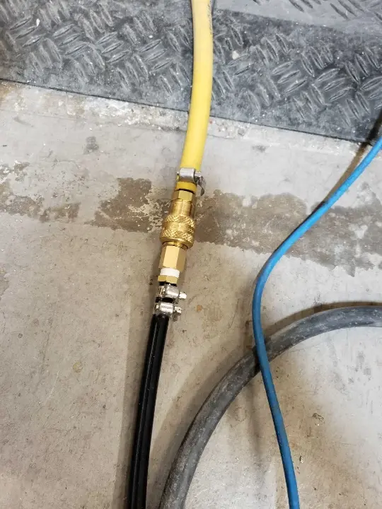 Compressor hose connection