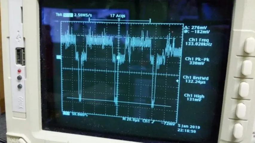 Pinning out the Atari JAN chip by probing the PCB with the scope and multimeter. This is the LUMA signal for the video.