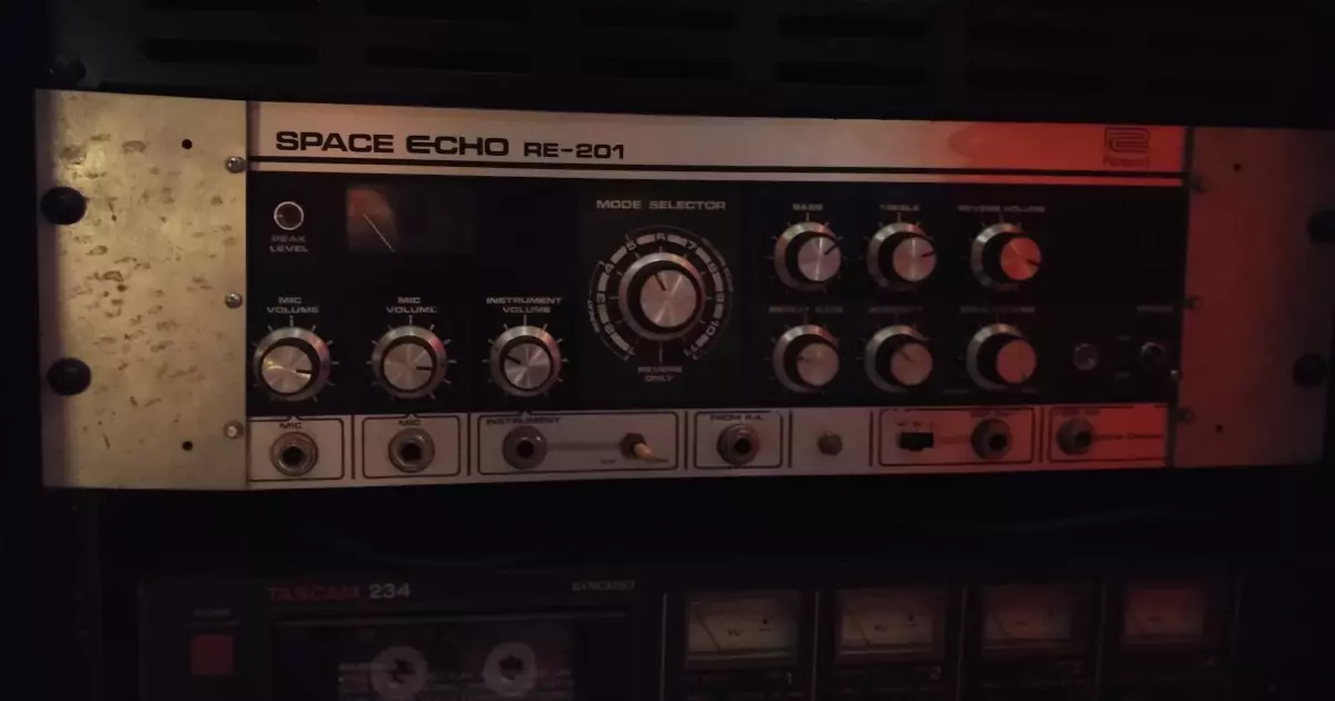 Fixtures of Echoing Tubes